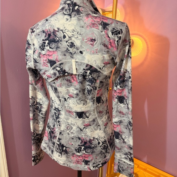 New w/o tags LuLu Women's full zip define Jacket.
Still in stores. - Picture 4 of 10